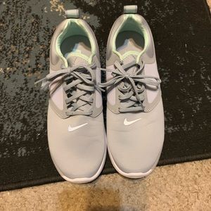 Ladies Nike tennis shoes.